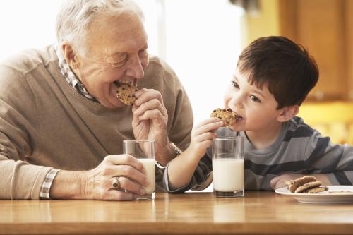 Enfant et son grand-père qui mangent des cookies