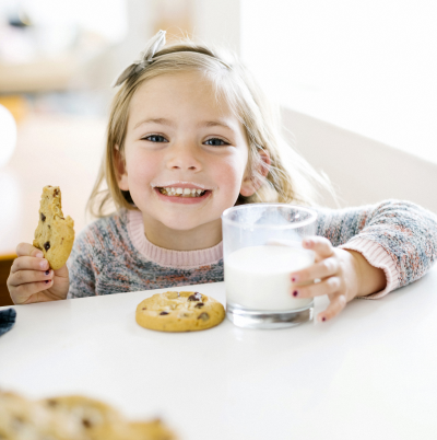 Petite fille et cookies