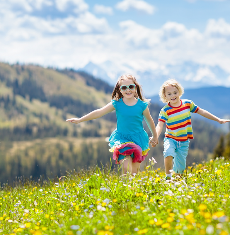 RSE_Enfants qui courent dans la montagne